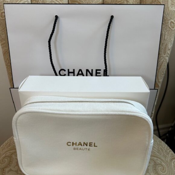 Authentic Chanel 'Gift with Purchase' accessory bag and Chanel shopping bag - Picture 2 of 5